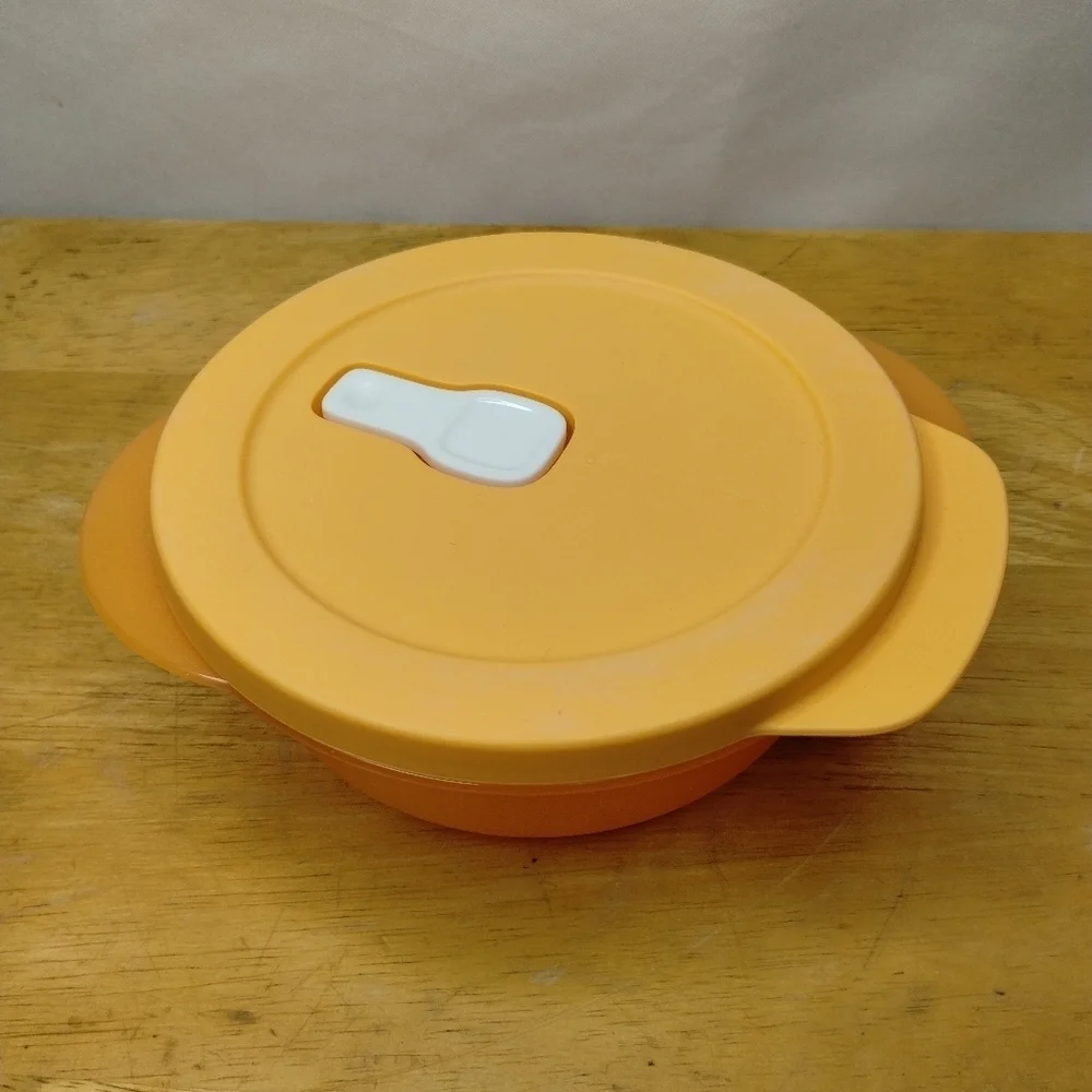 New Tupperware Orange 2 1/2 vent and serve round lunch container